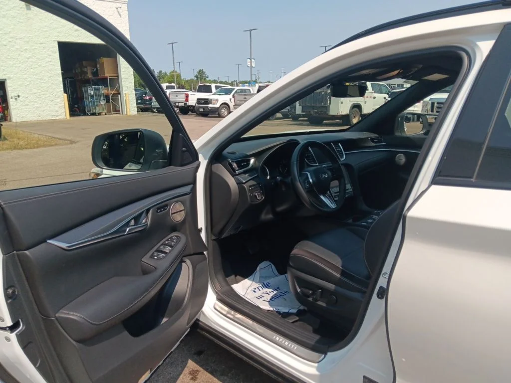 Used 2025 Radiant White INFINITI SPORT image 10
