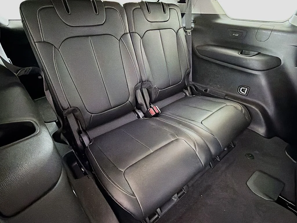 Used 2024 Metallic Jeep Limited image 28