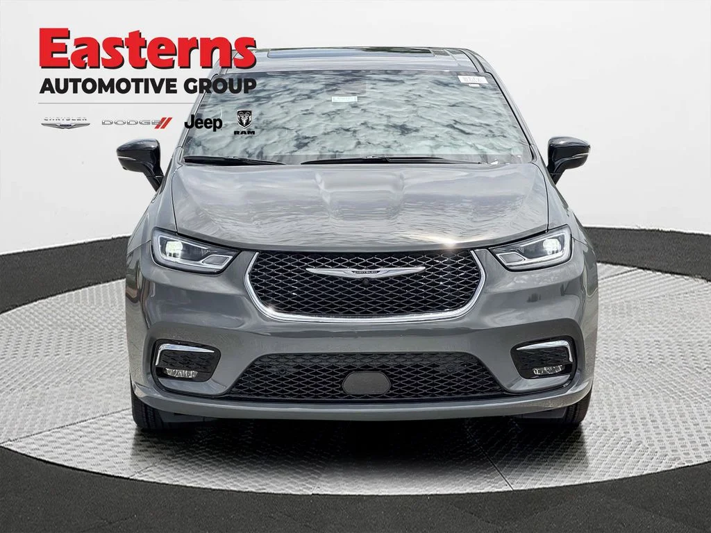 New 2025 Ceramic Gray Clear-Coat Exterior Paint Chrysler Select image 3