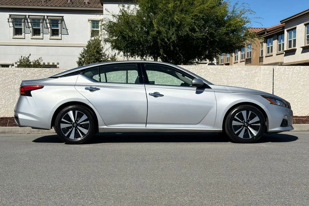 Used 2019 Brilliant Silver Metallic Nissan 2.5 SV image 3