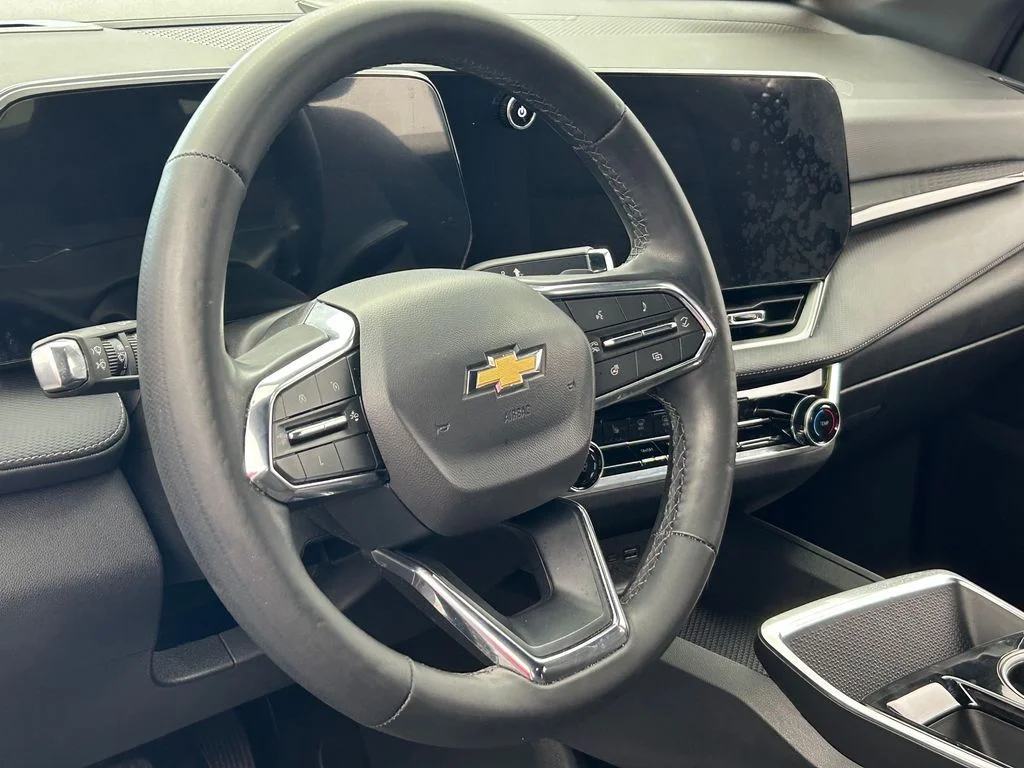 Used 2025 Summit White Chevrolet LT image 46