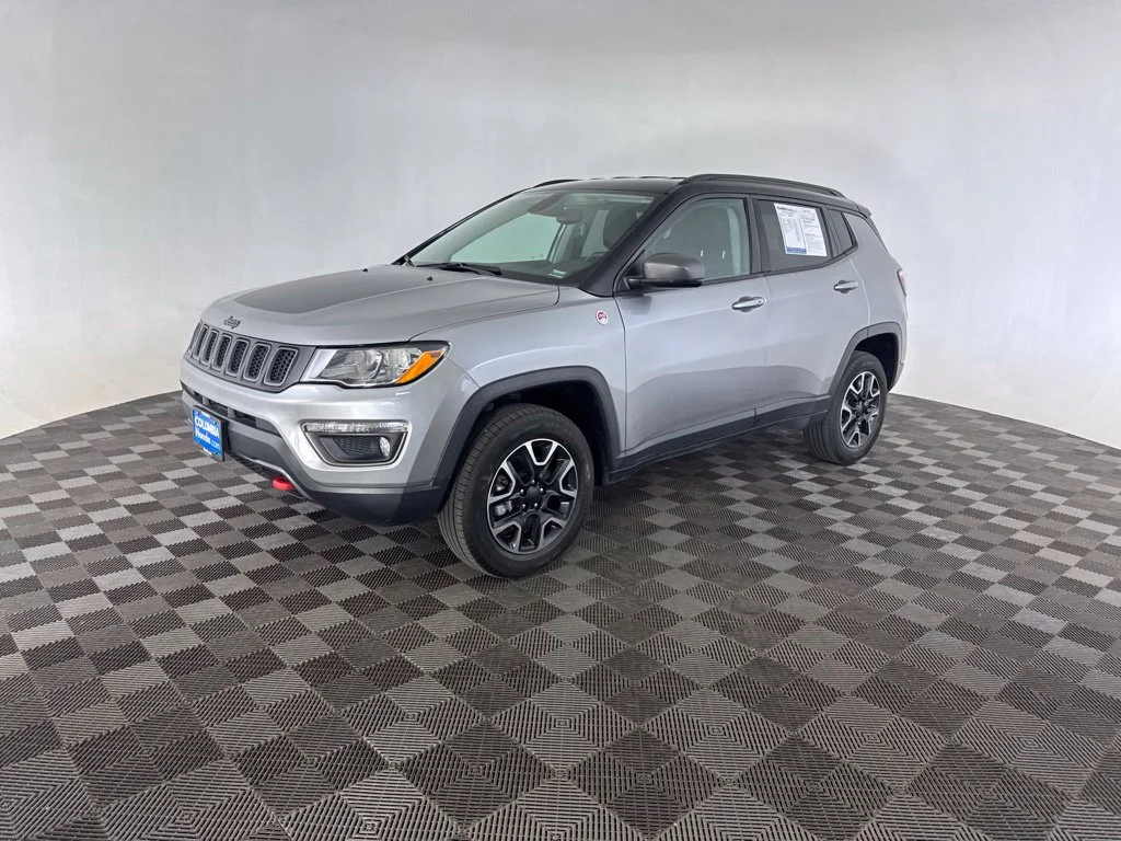 Used 2019 Silver Jeep Trailhawk image 3