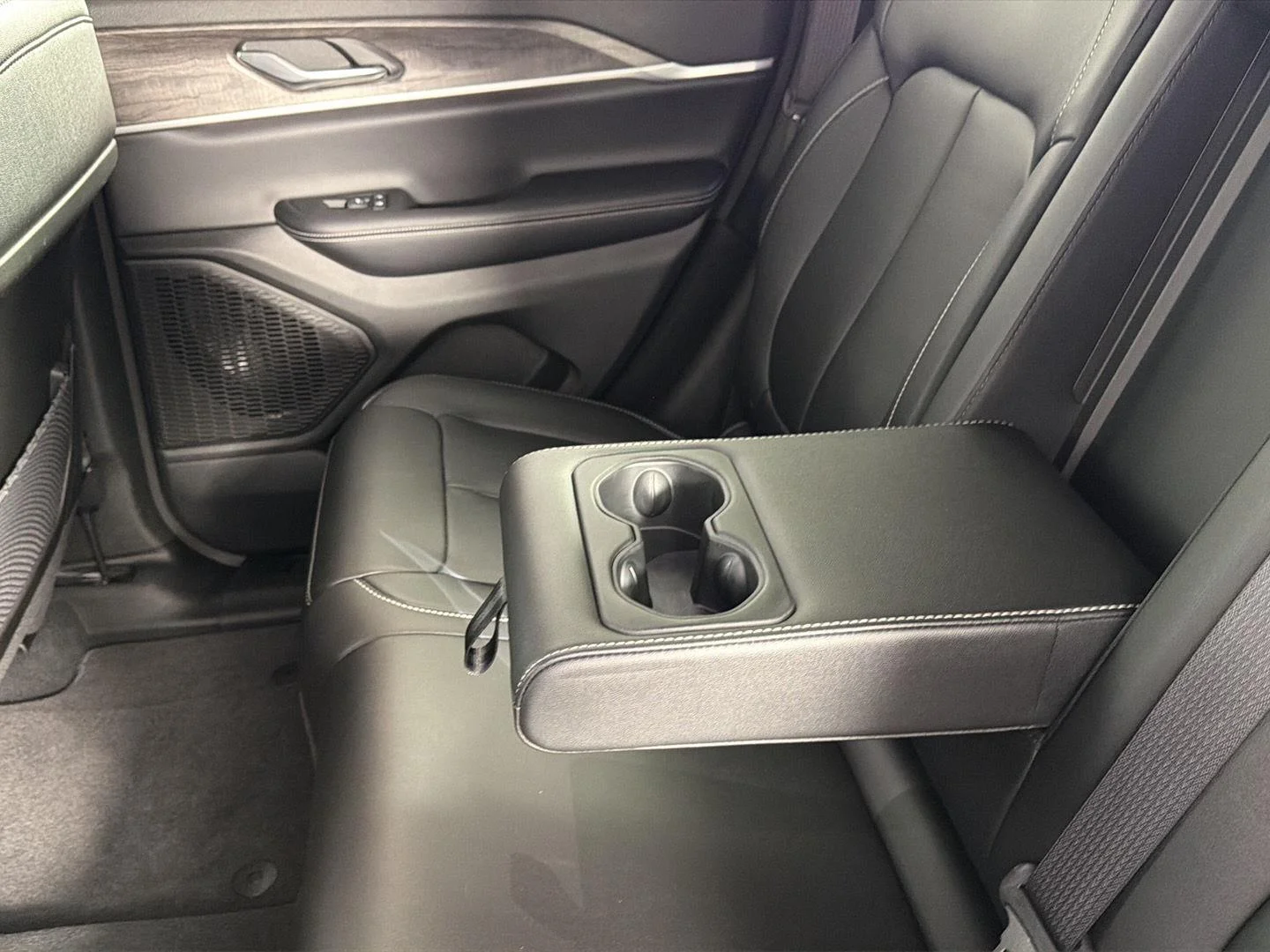 Used 2024 Diamond Black Crystal Pearlcoat Jeep Limited image 22