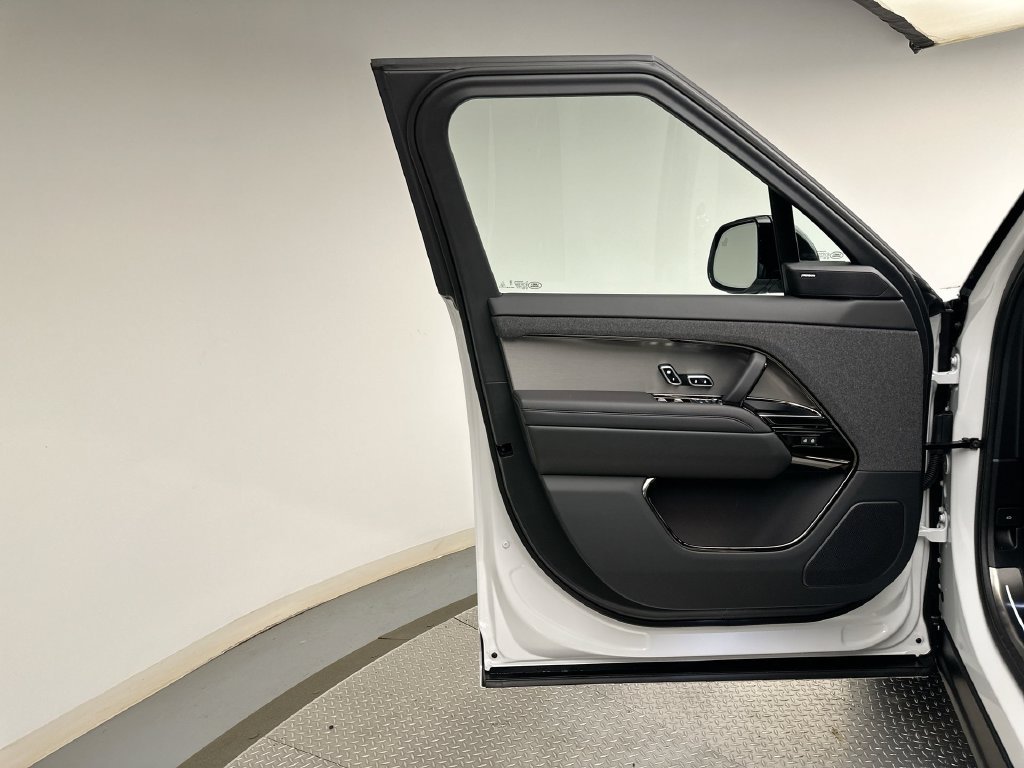 New 2027 Fuji White Land Rover Dynamic SE image 9