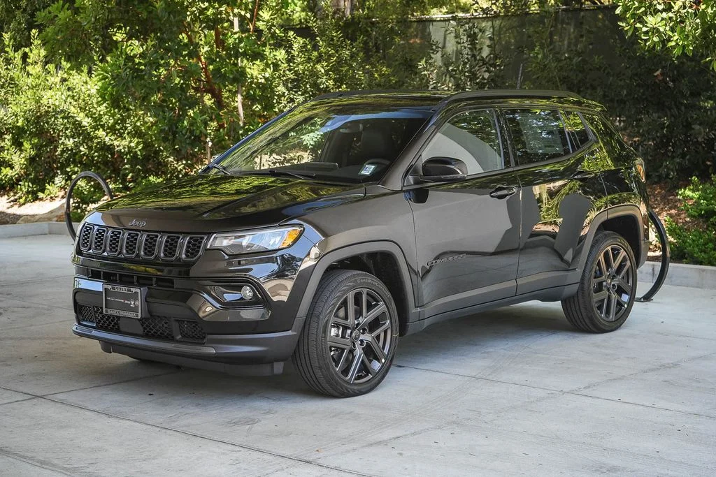 New 2026 Diamond Black Crystal Pearl-Coat Exterior Paint Jeep Limited image 3