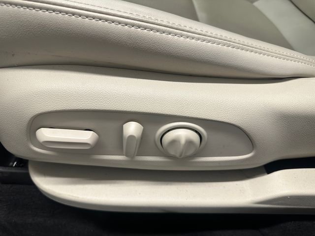 Used 2023 Red Buick Essence image 19
