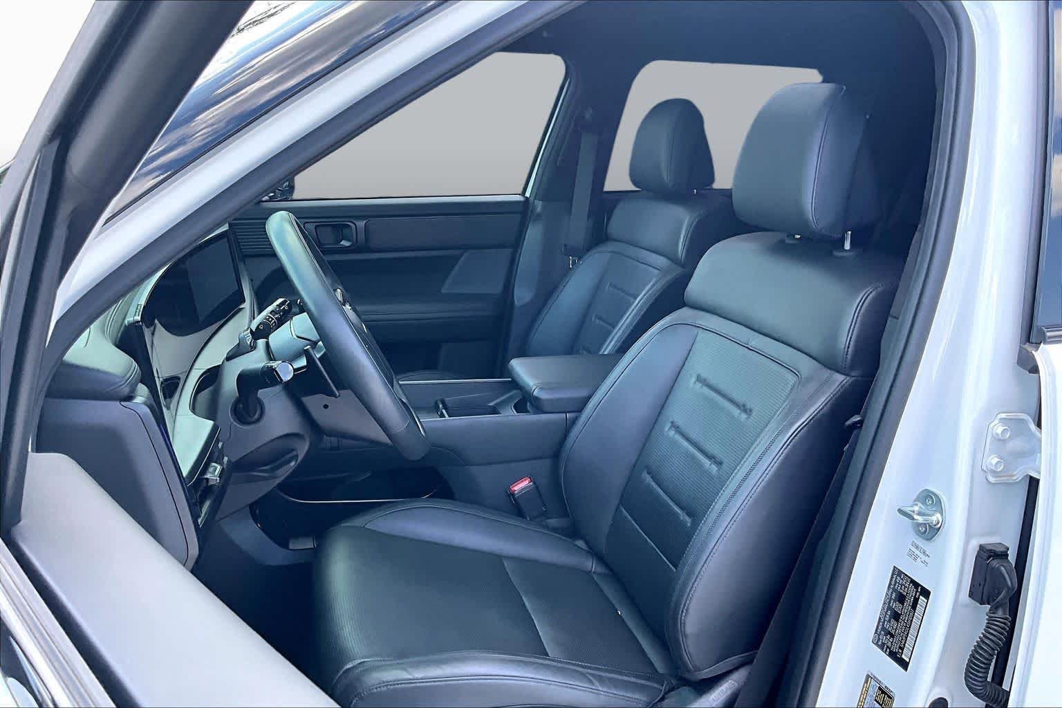 Used 2025 Serenity White Hyundai Calligraphy image 8