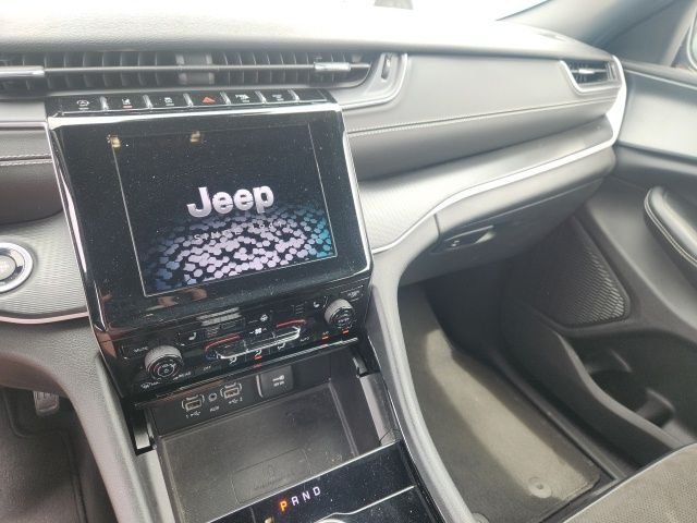 Used 2023 Velvet Jeep Altitude image 6