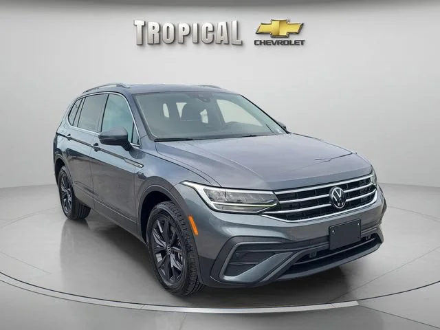 Used 2024 Gray Volkswagen SE image 4