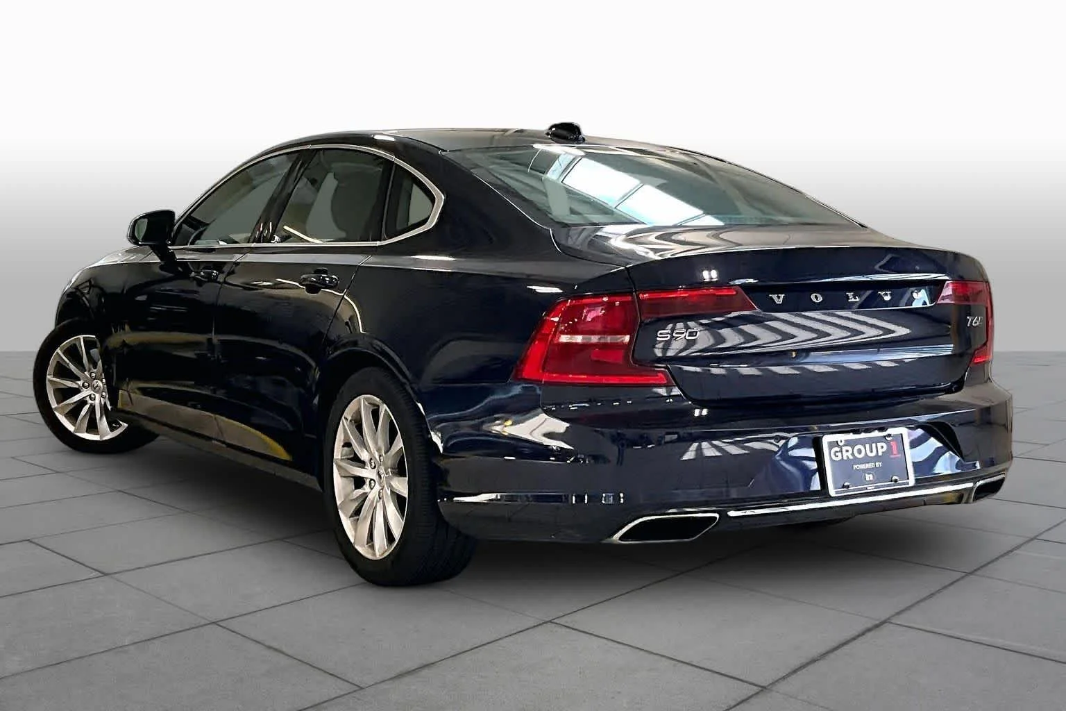 Used 2017 Magic Blue Metallic Volvo Momentum image 12