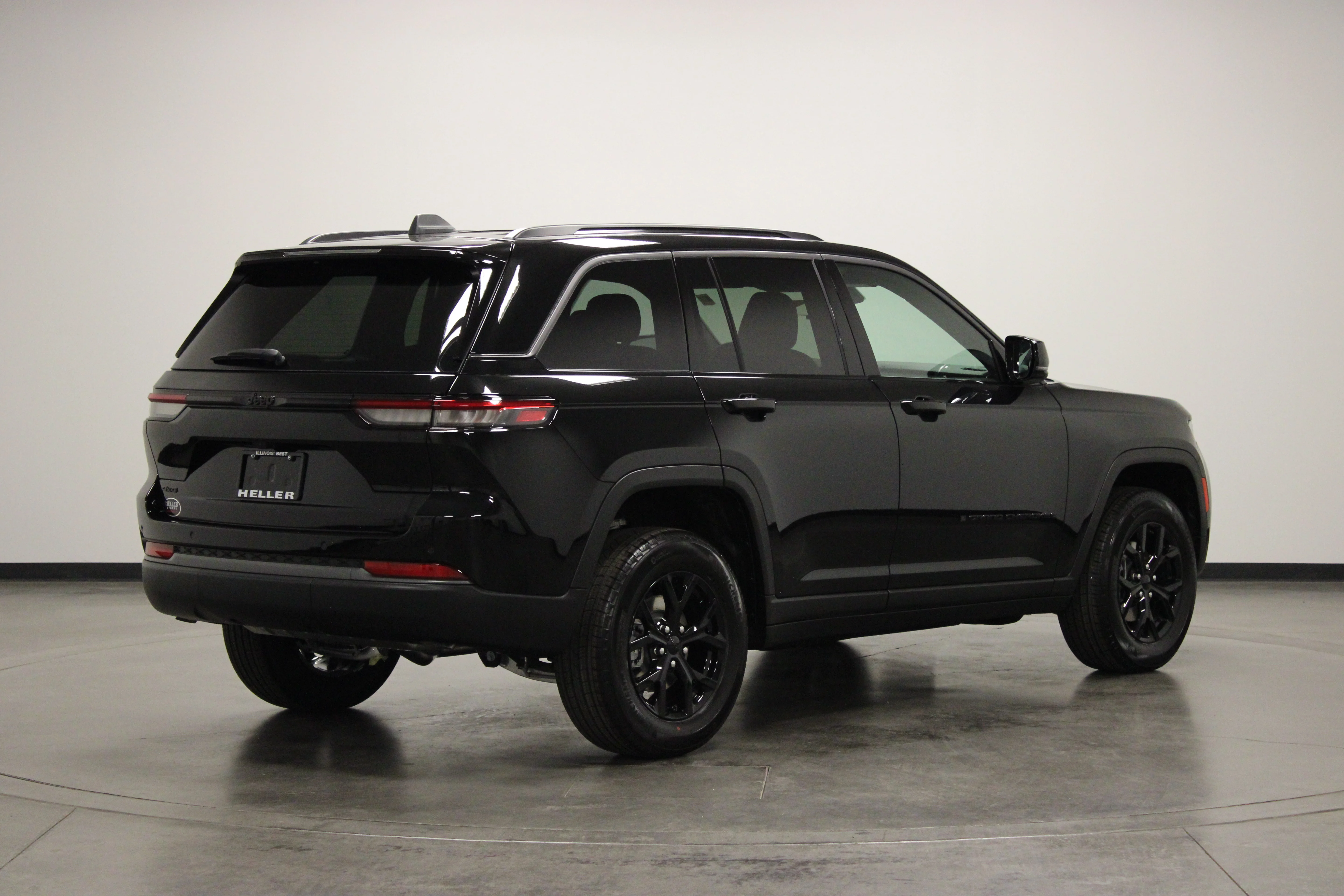 New 2026 Diamond Black Crystal Pearlcoat Jeep Laredo Altitude image 8