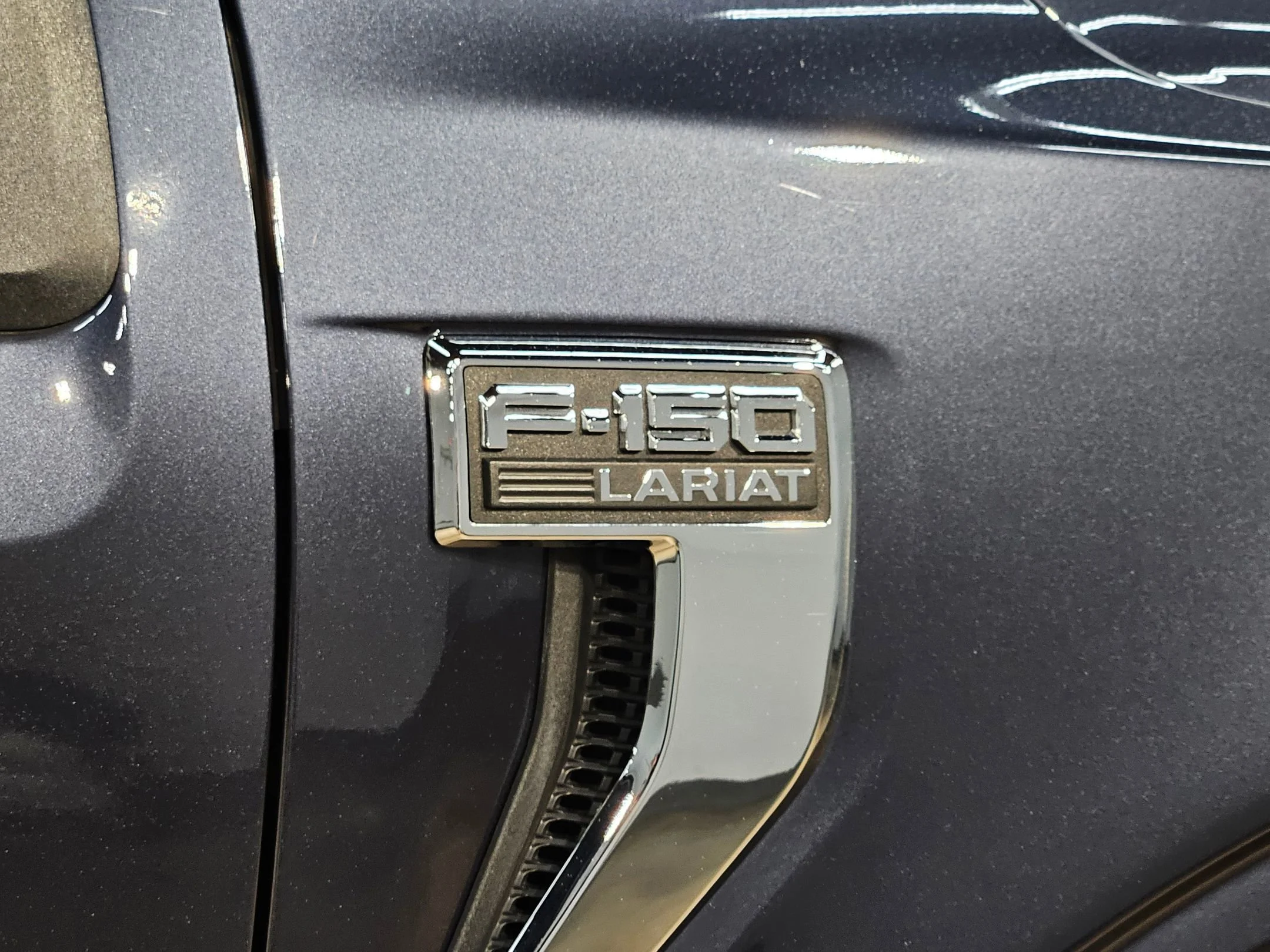Used 2022 Smoked Quartz Metallic Tinted Clearcoat Ford LARIAT image 38