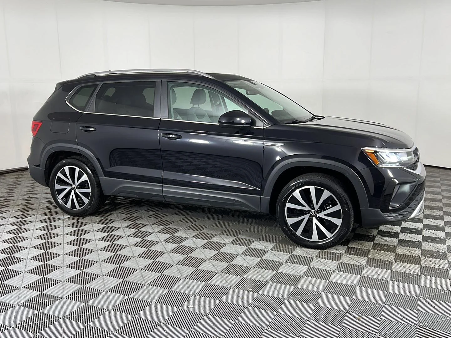 Used 2023 Deep Black Pearl Volkswagen SE image 3