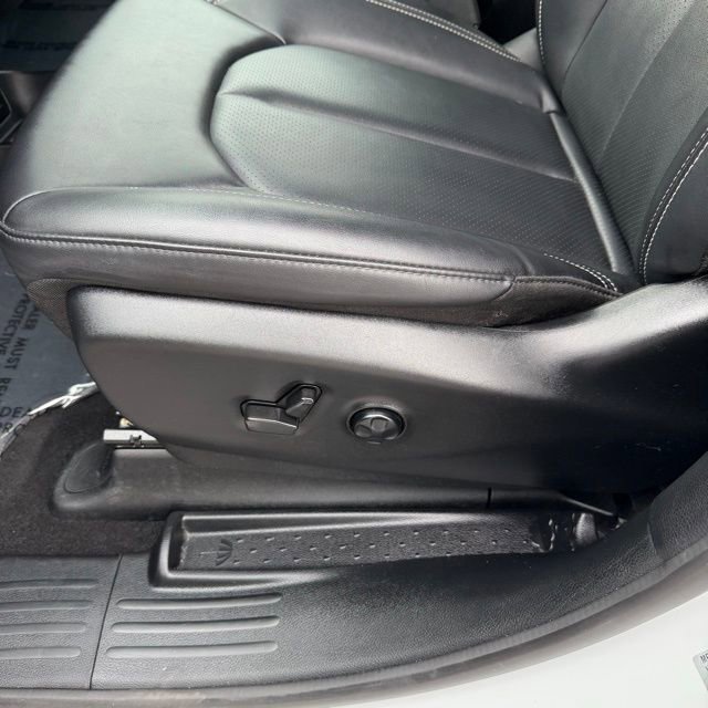 Used 2025  Chrysler Select image 13