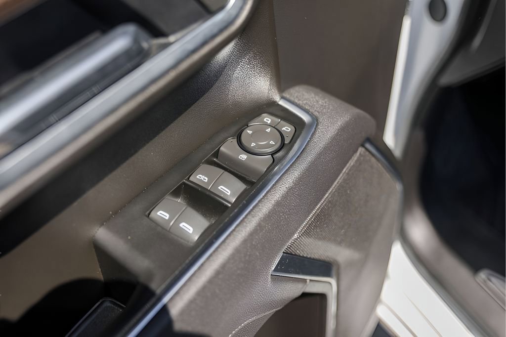 Used 2025 Summit White Chevrolet LT image 25