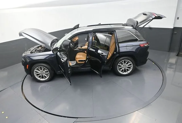Used 2022 Black Jeep Summit Reserve 4xe image 15