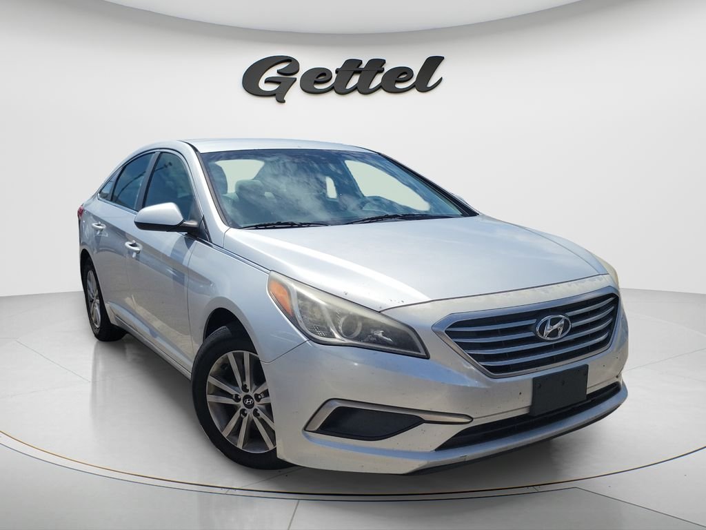 Used 2016 Silver Hyundai SE image 4