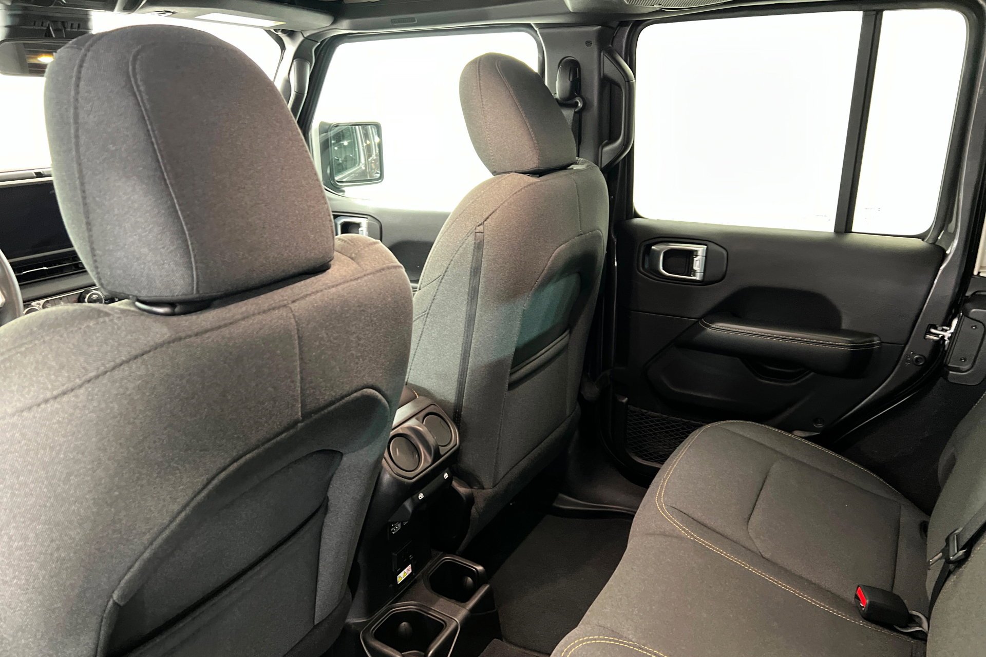 Used 2025 Granite Crystal Metallic Clearcoat Jeep Sahara image 20