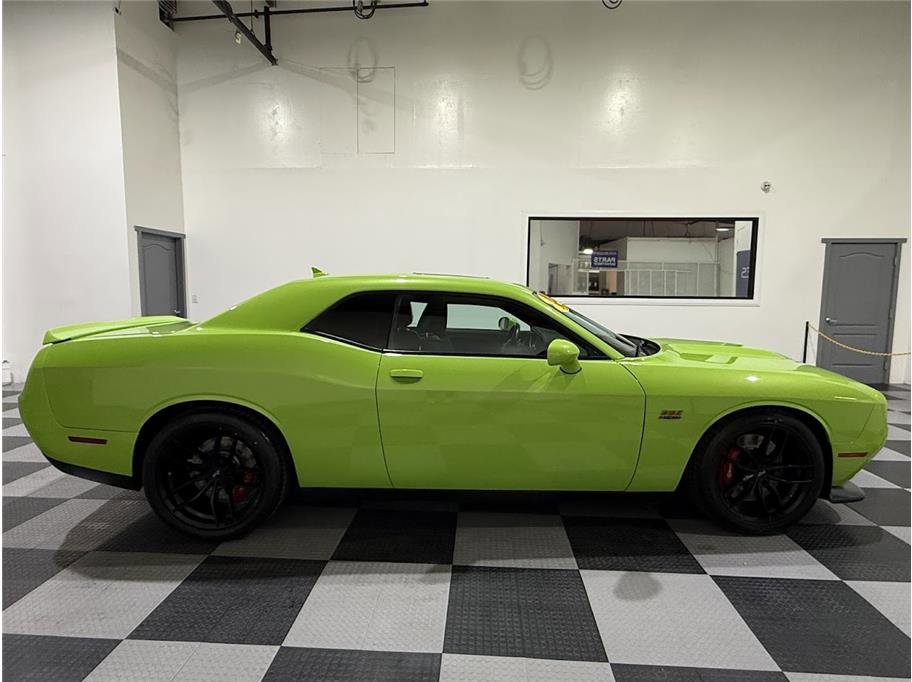 2015 Dodge Challenger SRT8 392 photo 4