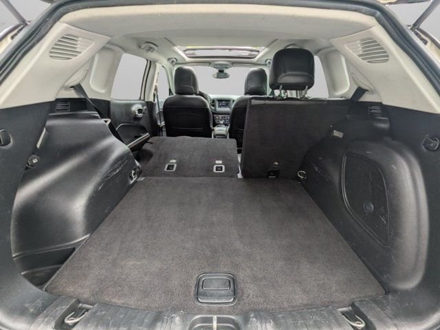Used 2021 White Jeep Latitude image 42