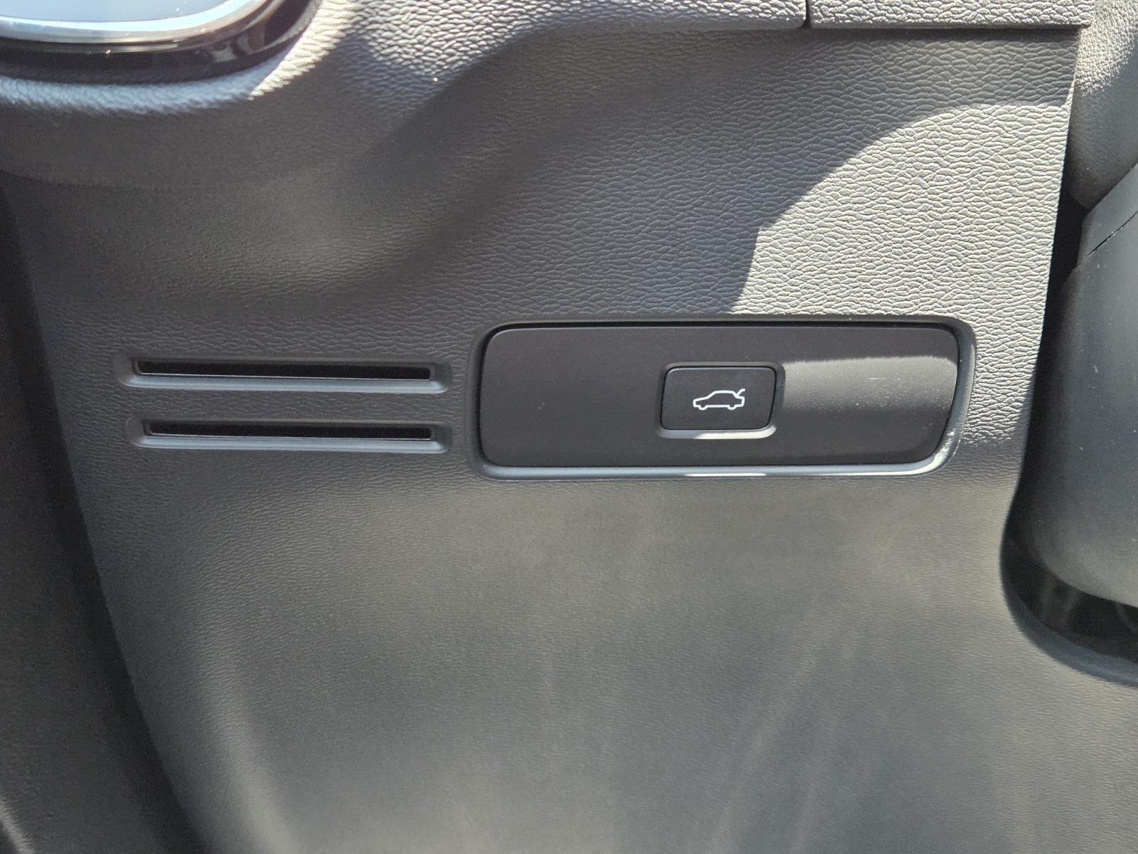 Used 2025 Sage Green Metallic Volvo Core Bright Theme image 28