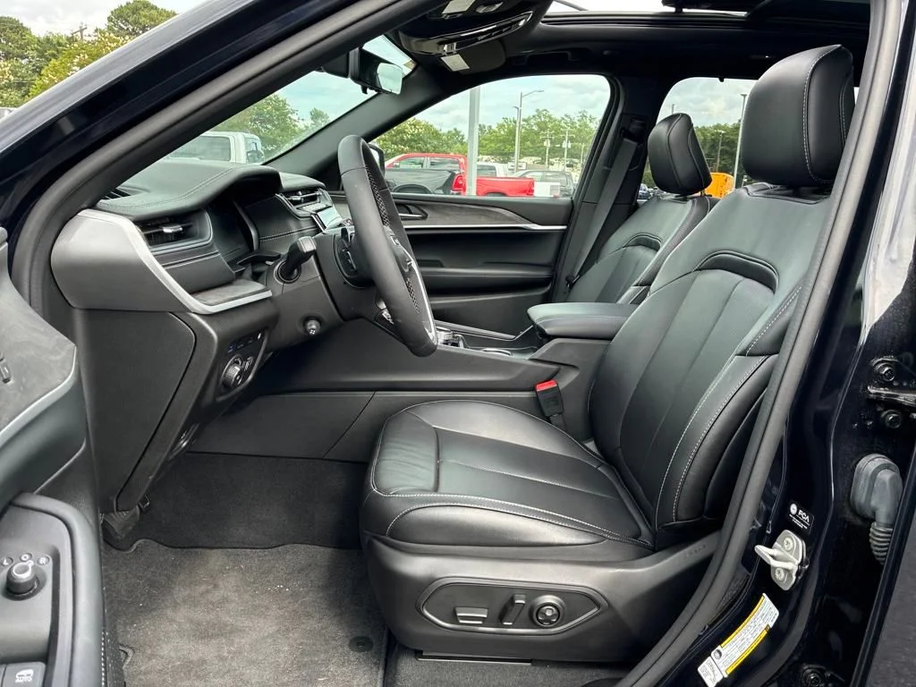 New 2024 Midnight Sky Jeep 4xe image 10