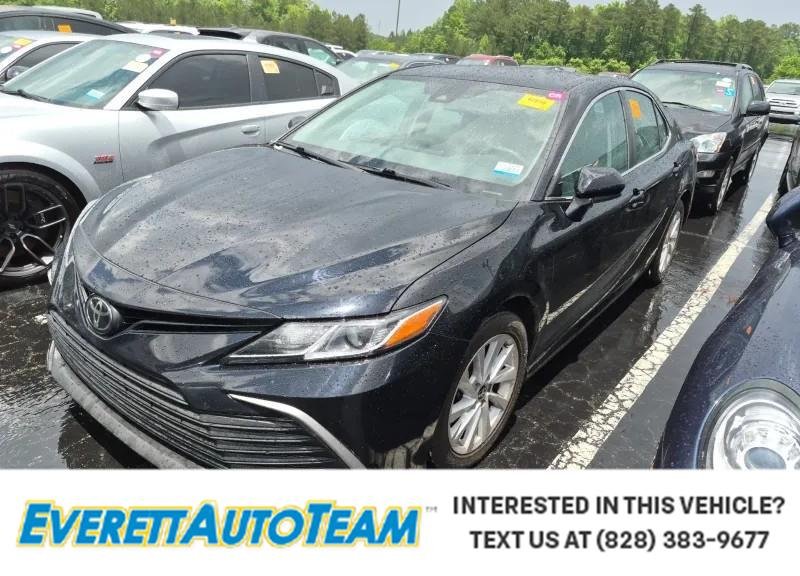 2022 Toyota Camry LE's photo