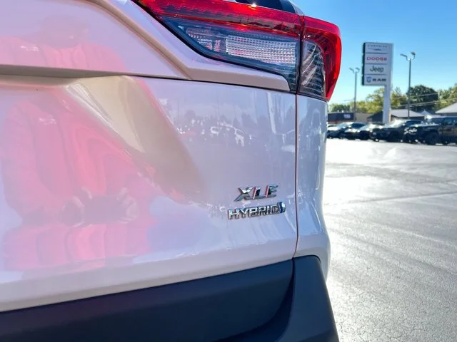 Used 2022 White Toyota XLE Premium image 9