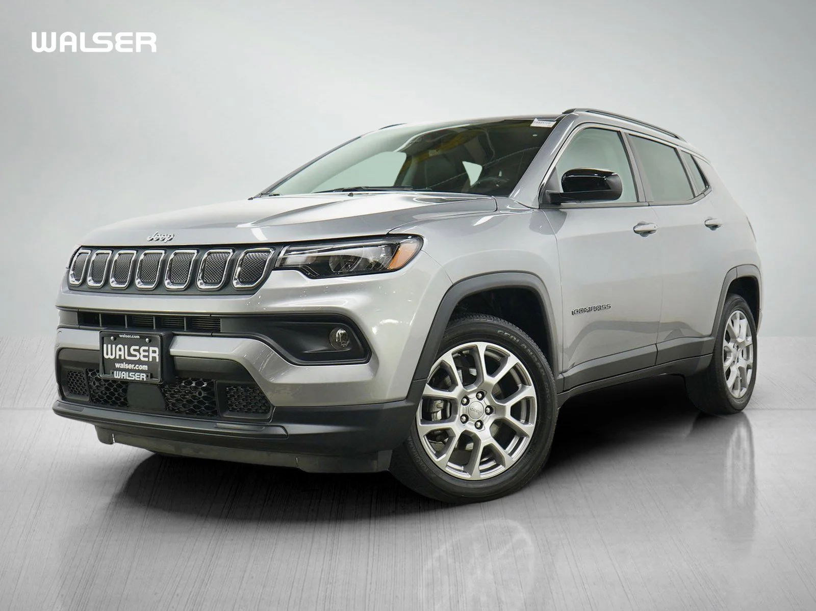 Used 2022 Billet Silver Metallic Clearcoat Jeep Latitude Lux image 1