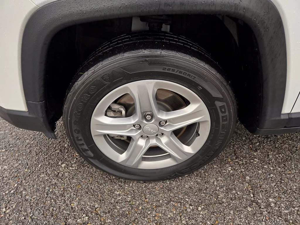 Used 2023 White Jeep Latitude image 10