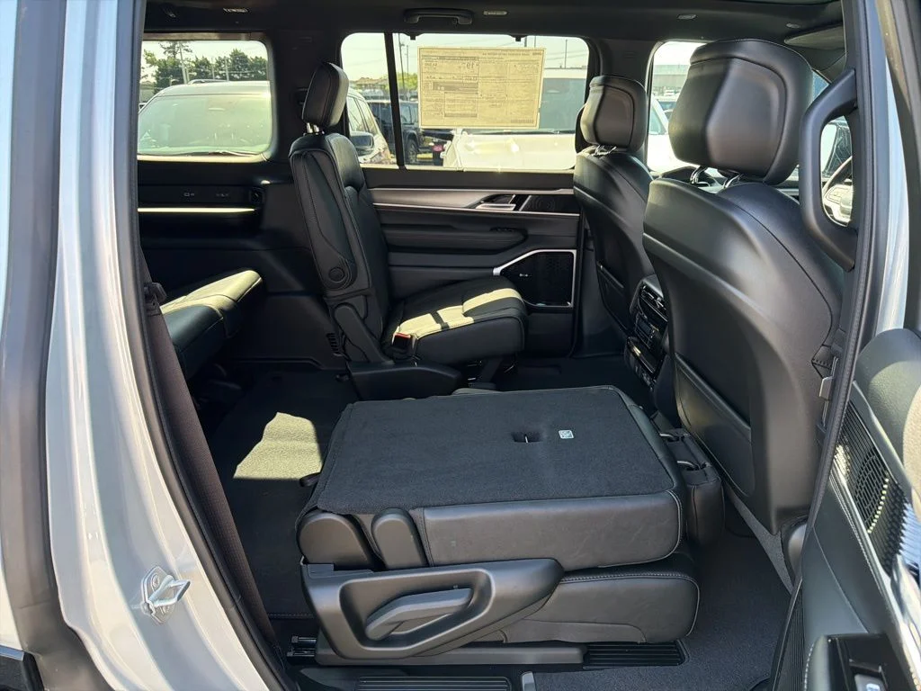 New 2026 Silver-Zynith Exterior Paint Jeep Limited Reserve image 22