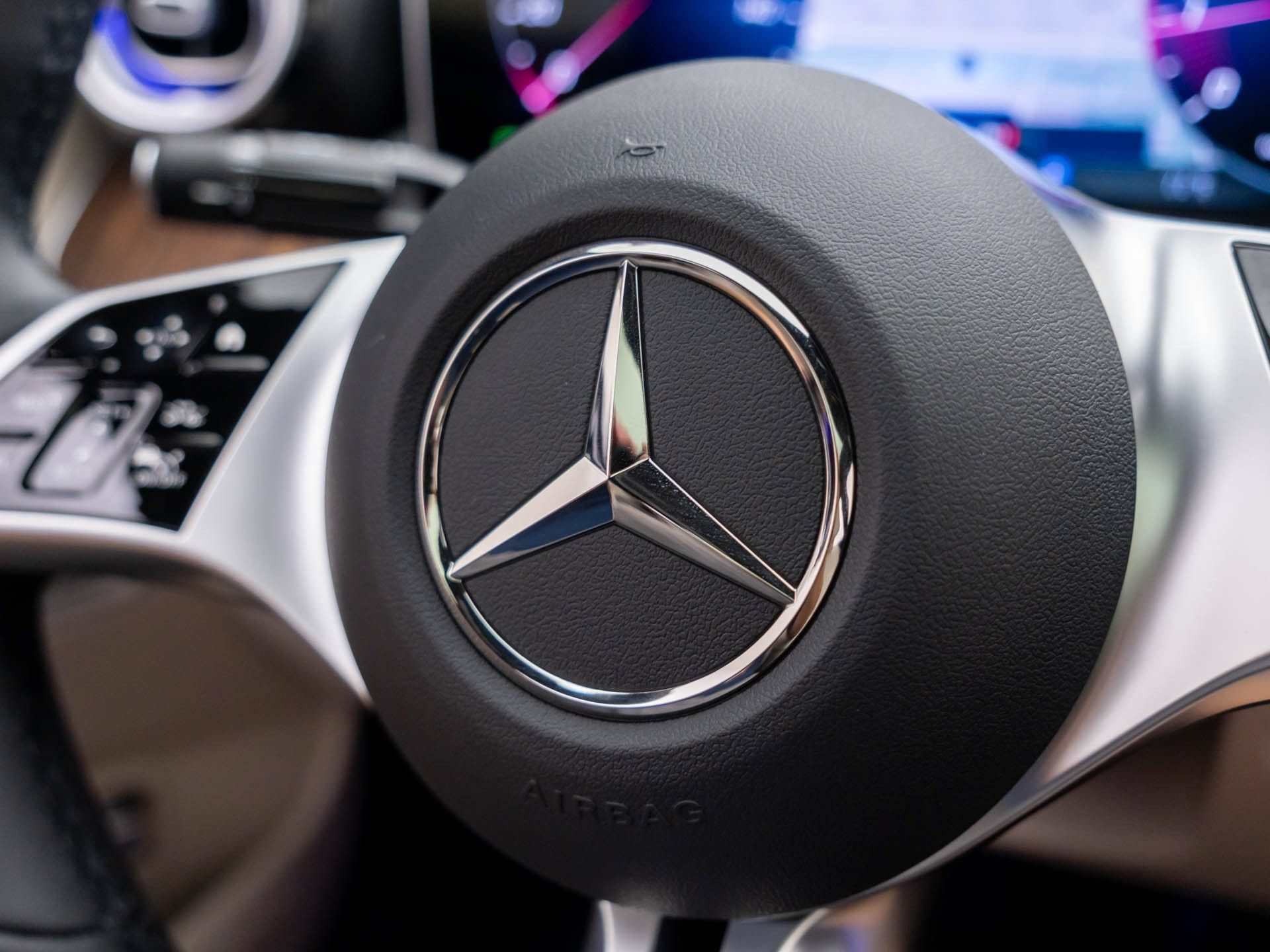 New 2026 MANUFAKTUR Moonlight White Metallic Mercedes-Benz C 300 image 70