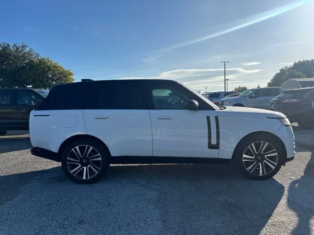 Used 2023  Land Rover SE image 4