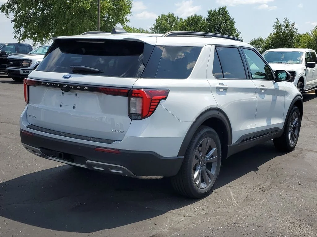 New 2026 Space White Metallic Ford Active image 4