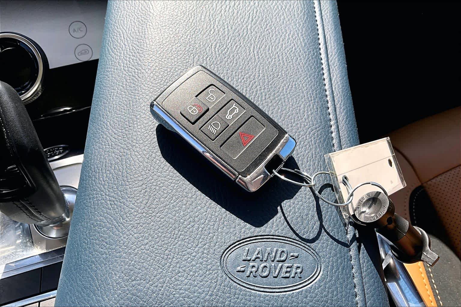 Used 2022 Fuji White Land Rover HSE Dynamic image 15