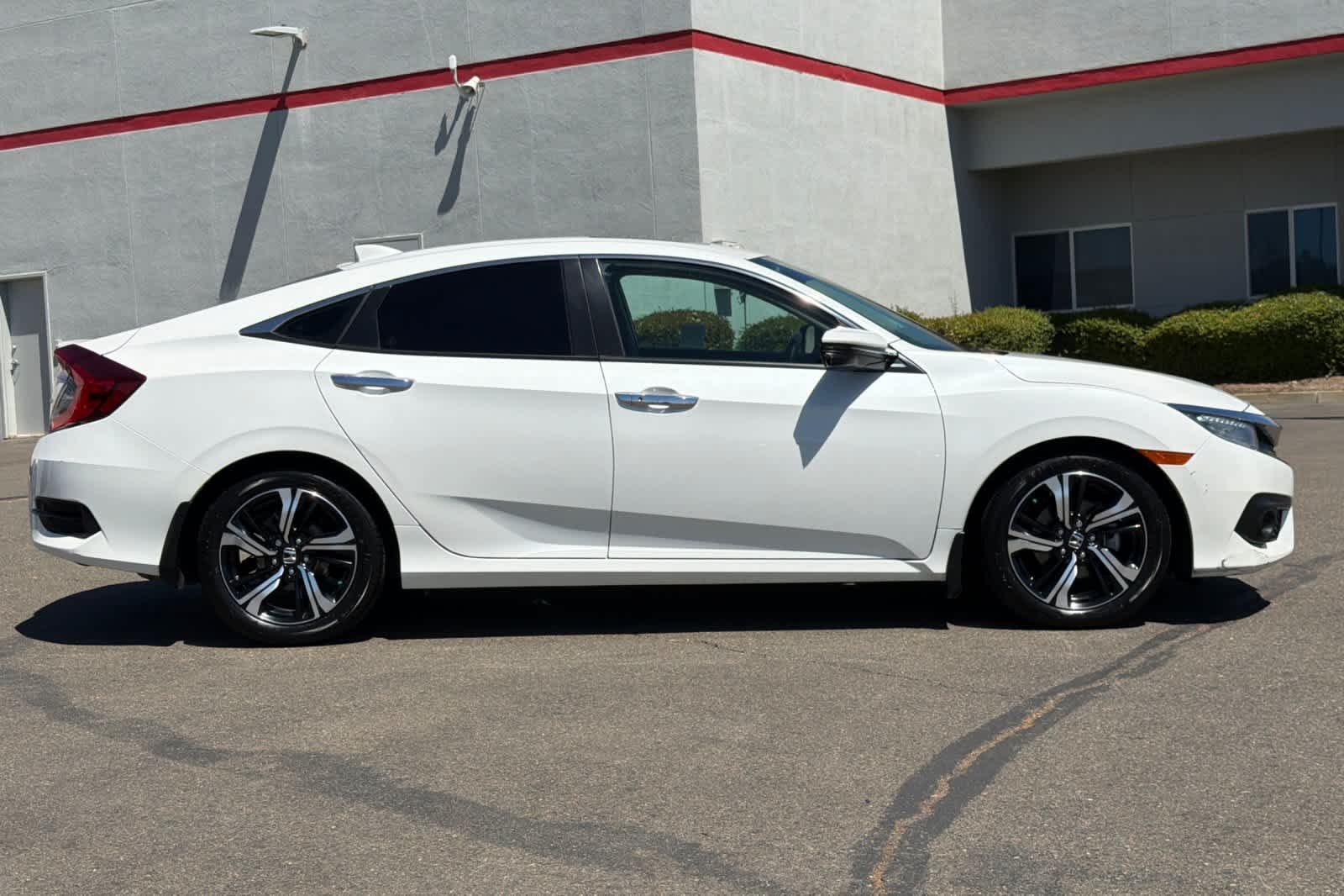 Used 2017  Honda Touring image 6