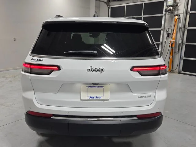 New 2026 Bright White Clear-Coat Exterior Paint Jeep Laredo X image 11