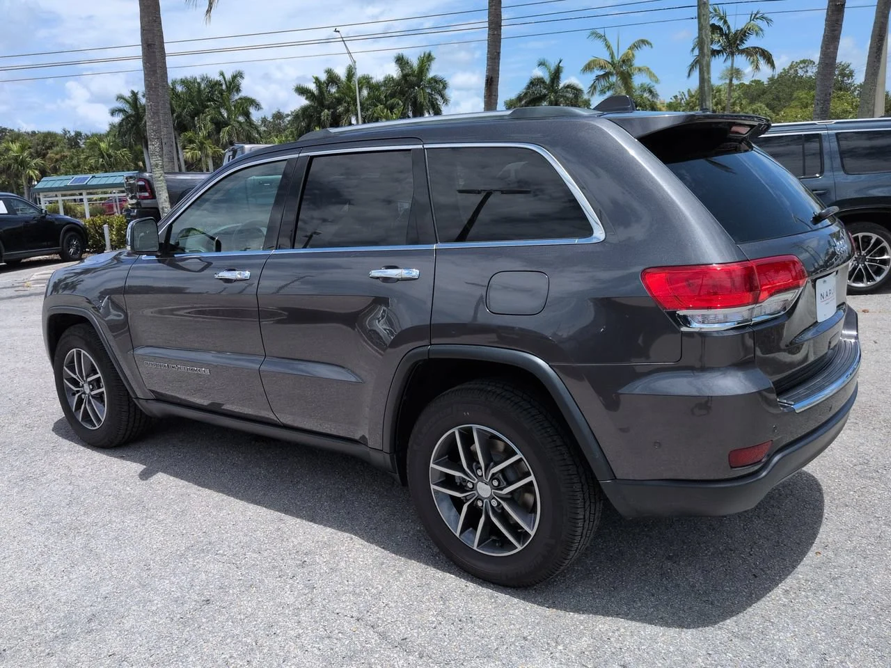 Used 2018 Granite Crystal Metallic Clearcoat Jeep Limited image 7