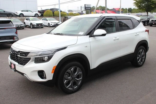 Used 2025 White Kia LX image 2