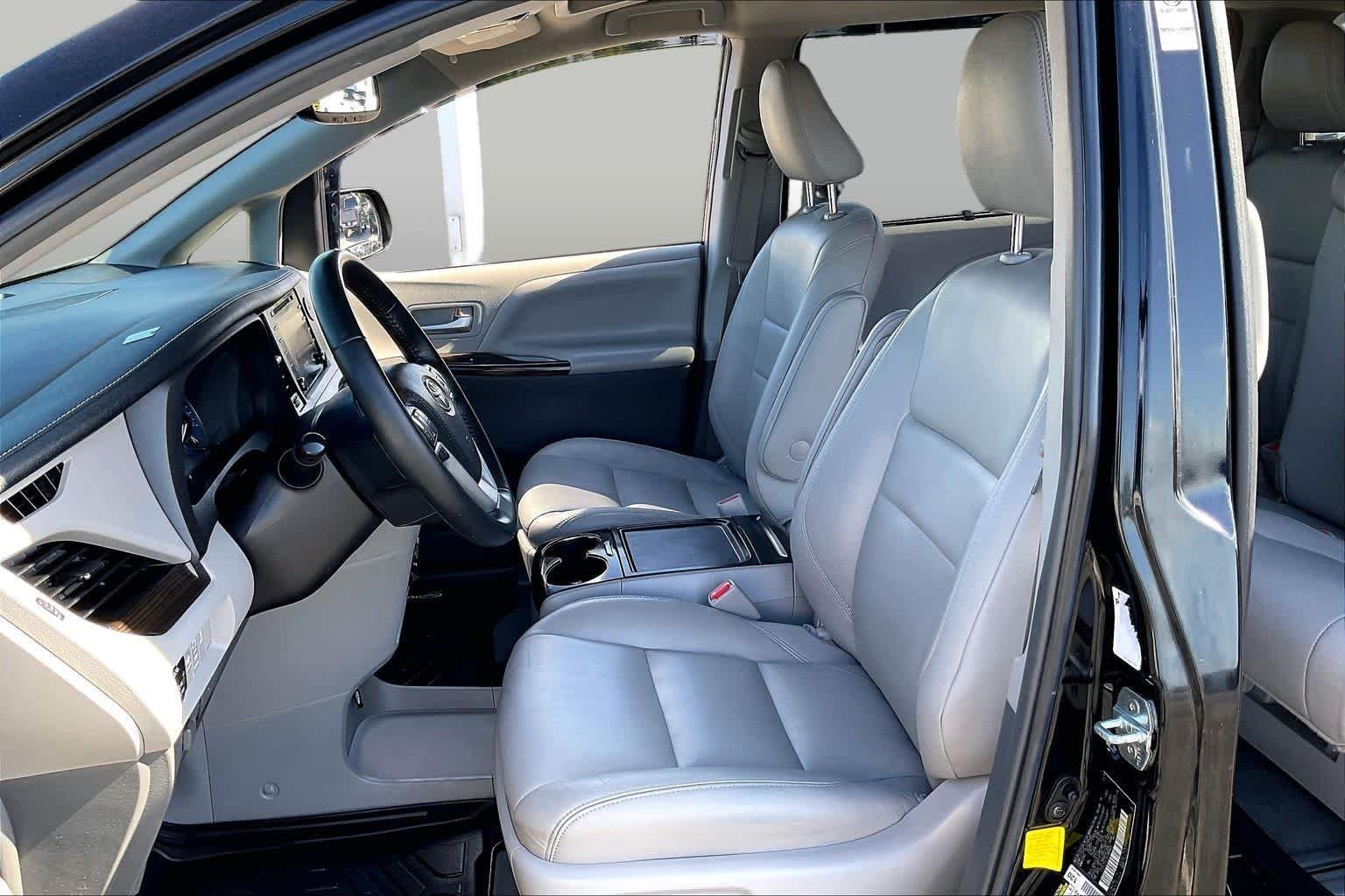 Used 2019 Midnight Black Metallic Toyota XLE Premium image 8