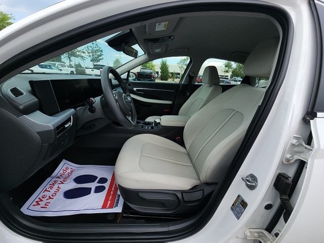 Certified Used 2025 White Hyundai SE image 27