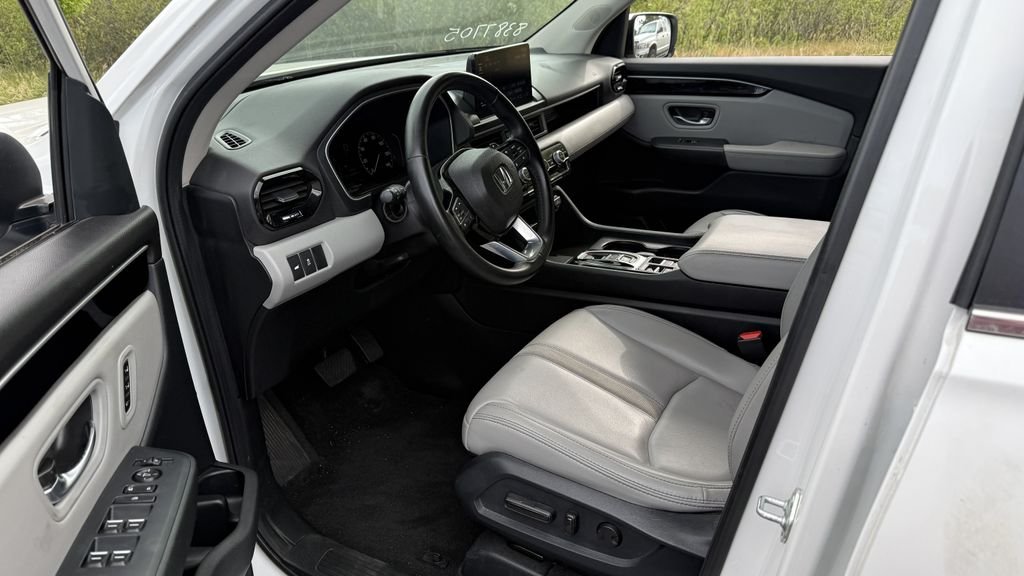 Used 2023 White Honda EX-L image 3