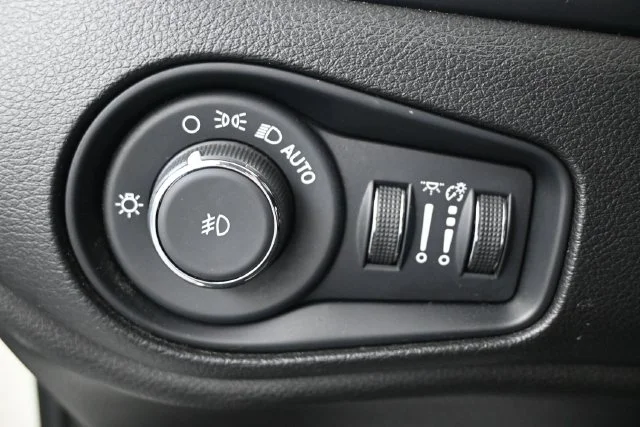 Certified Used 2023 Alpine White Clearcoat Jeep Latitude image 8