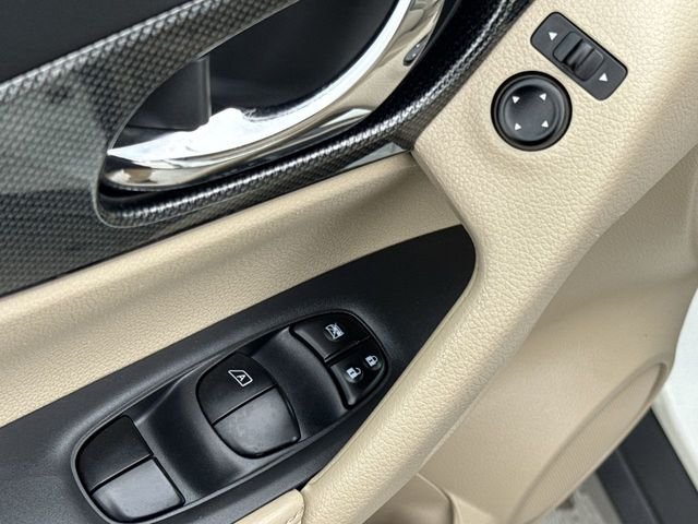 Used 2016 White Nissan SL image 14