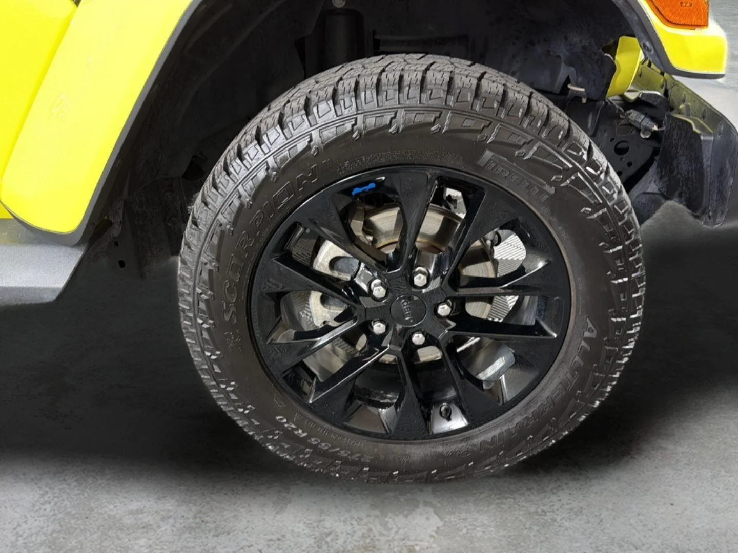 Used 2022 High Velocity Clearcoat Jeep Unlimited Sahara image 14