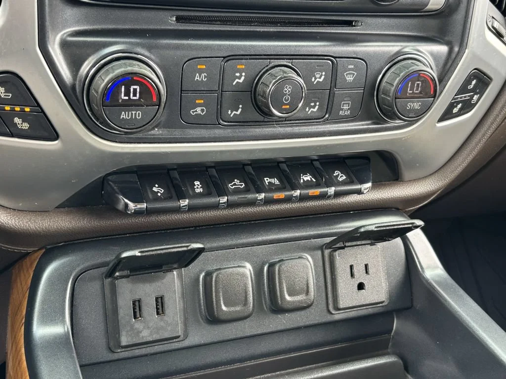 Used 2017 WHITE FROST TRICOAT GMC SLT image 29