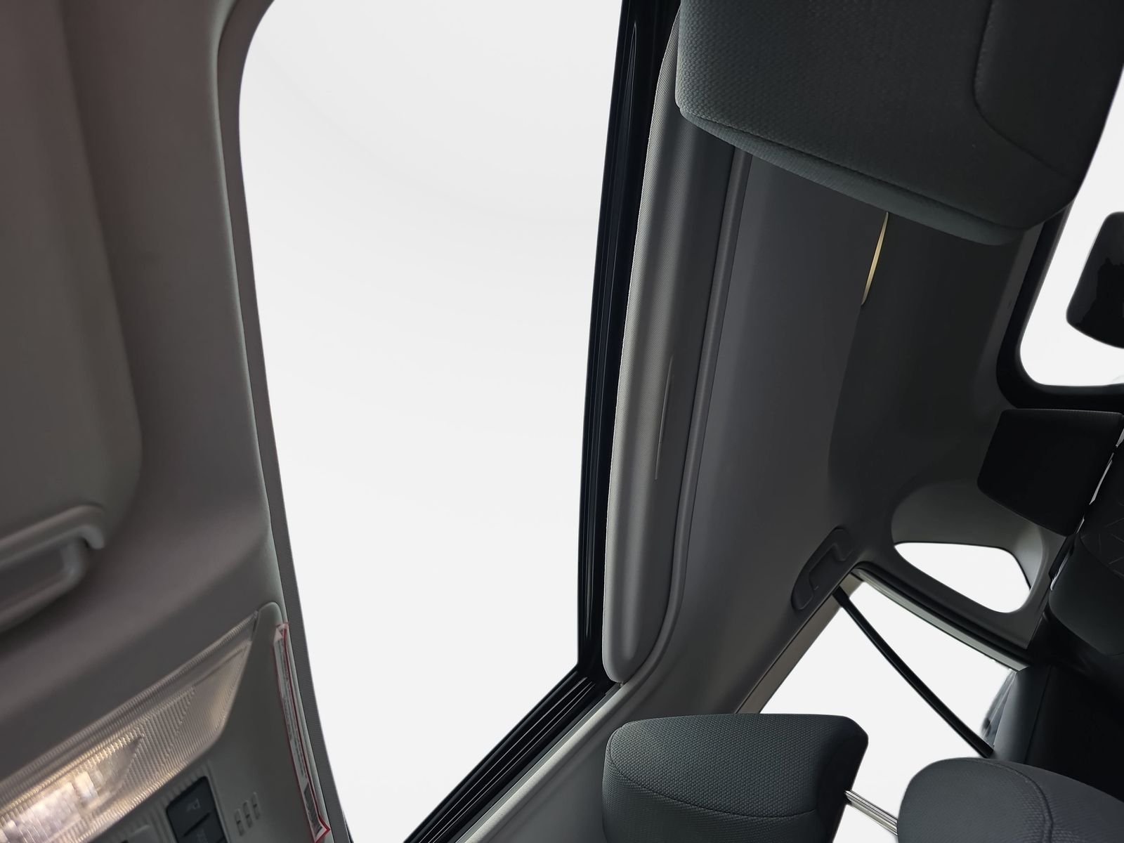 Used 2022 White Toyota XLE image 29
