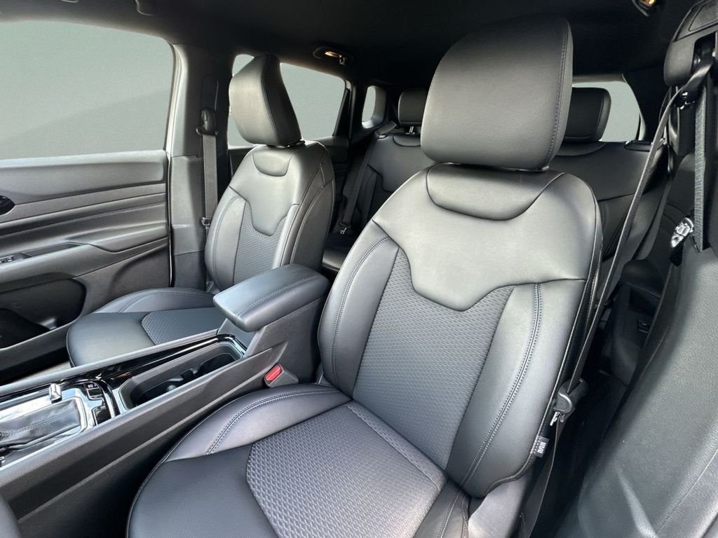 New 2026 Bright White Clear-Coat Exterior Paint Jeep Latitude image 14
