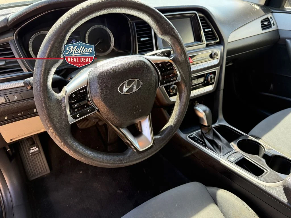 Used 2018 Black Hyundai SE image 18