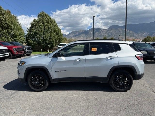 Used 2025 Silver Zynith Jeep Latitude image 9